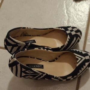 Closed toe platforms - black and white size 6